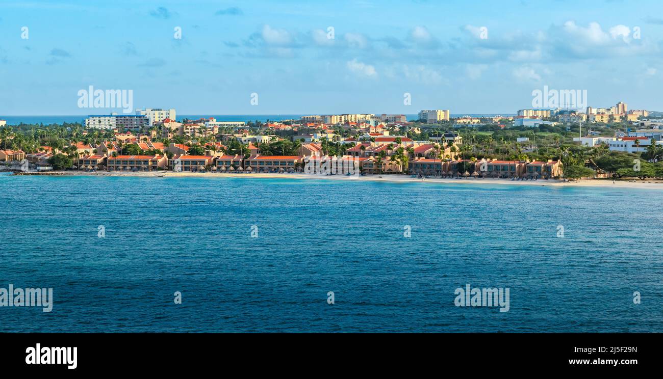 Paysage panoramique avec plage et village à Oranjestad, île d'Aruba. Banque D'Images