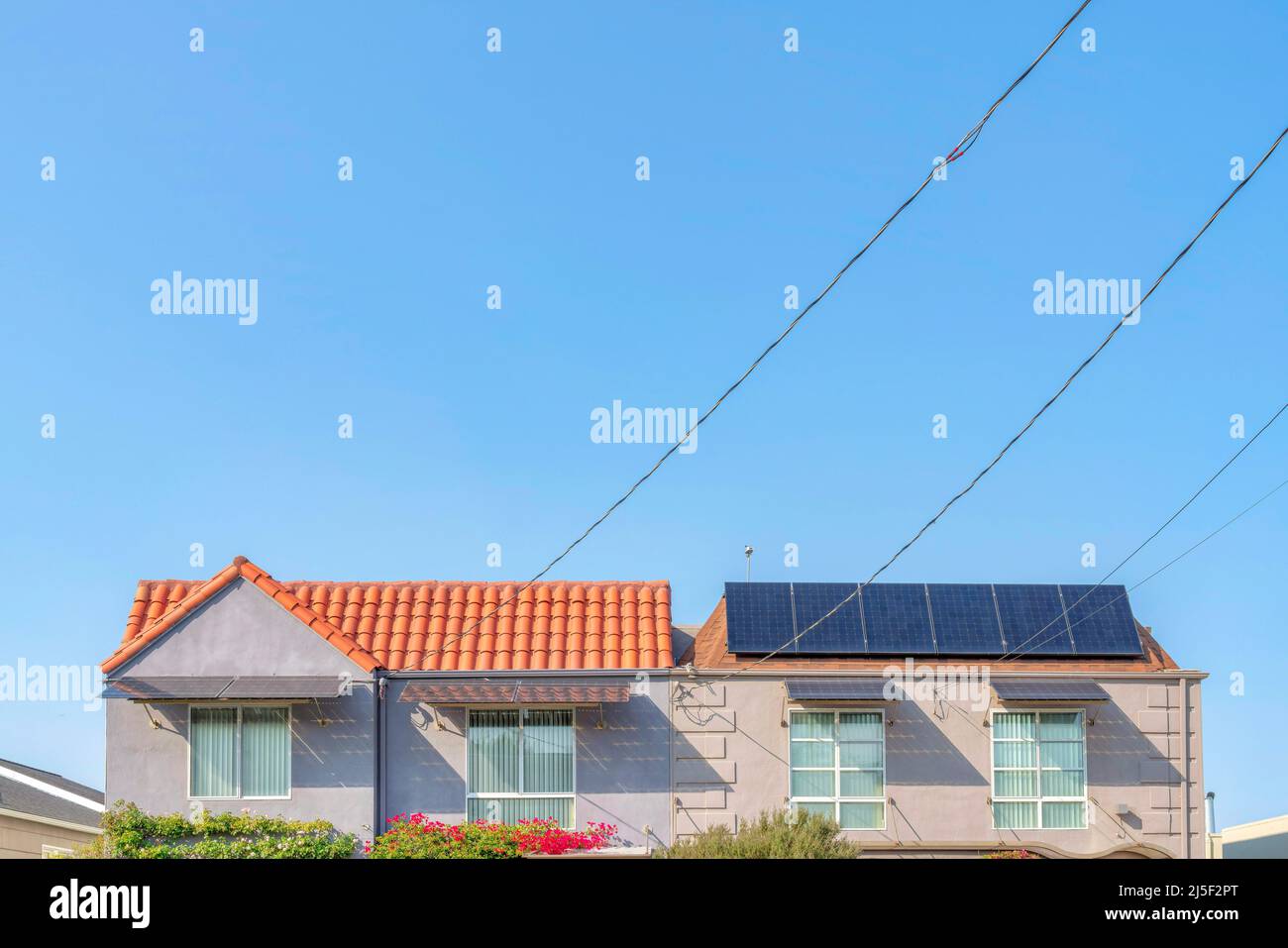 Partie supérieure extérieur de la maison en duplex avec panneaux solaires à San Francisco, Californie Banque D'Images