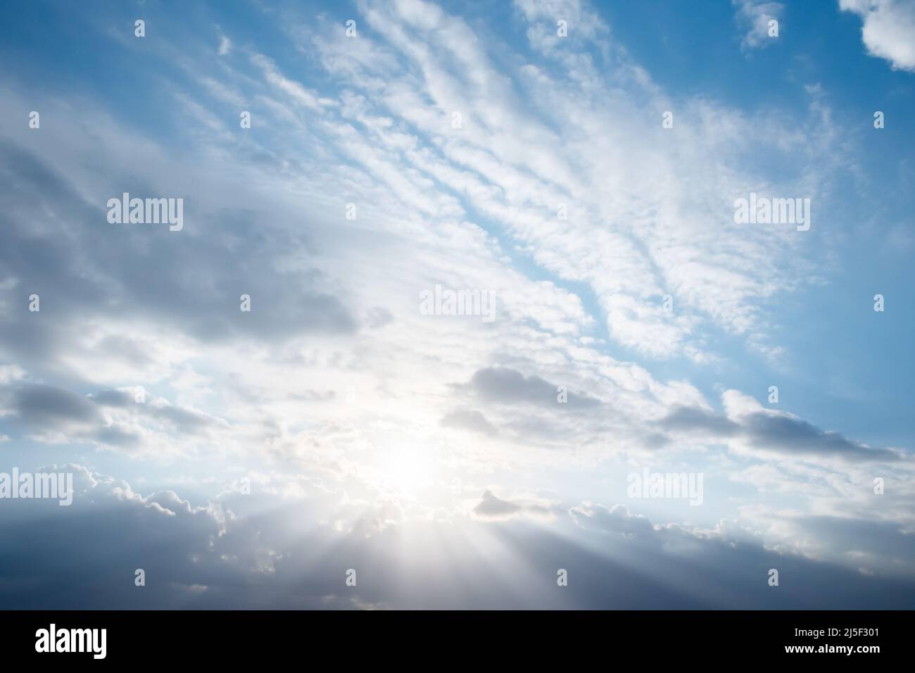 Soleil derrière les nuages.Design de la nature. Banque D'Images