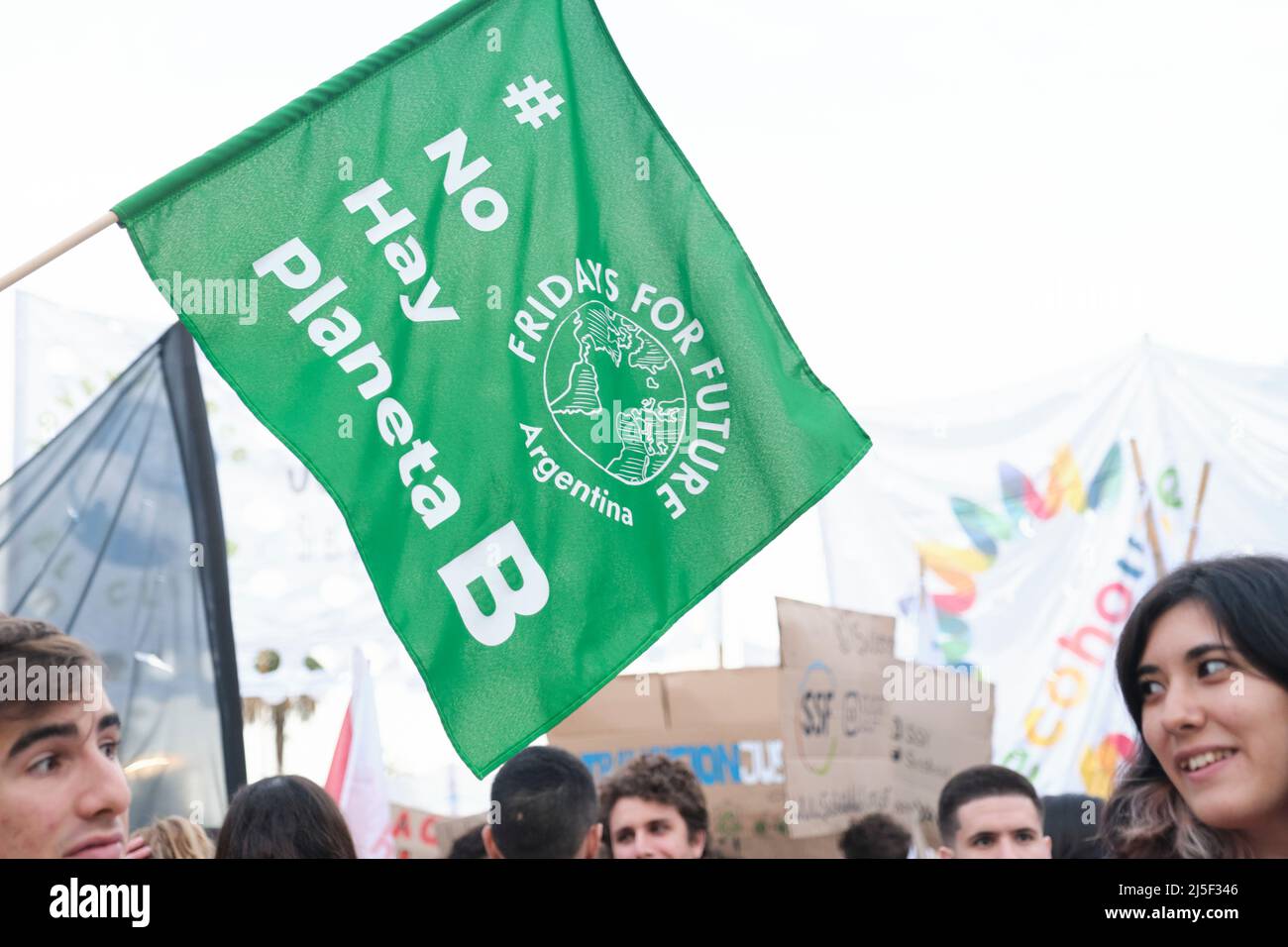 Buenos Aires, Argentine; 22 avril 2022: Manifestation du jour de la Terre, les personnes et le drapeau du mouvement environnemental se vendredis pour l'avenir avec le message Th Banque D'Images