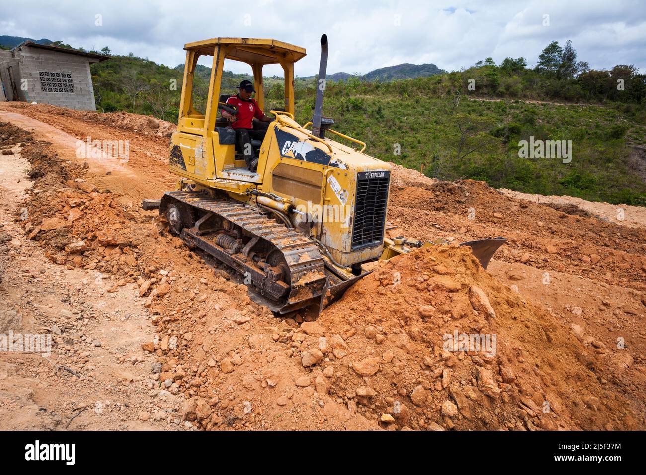 Un bulldozer travaille sur un chantier de construction à Las Minas, province de Cocle, République du Panama, Amérique centrale. Banque D'Images