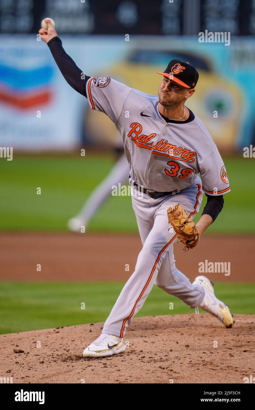 Baltimore Orioles départ le pichet Chris Ellis (39) livre un terrain lors du premier repas contre les Oakland Athletics à Oakland, CA mardi avril Banque D'Images