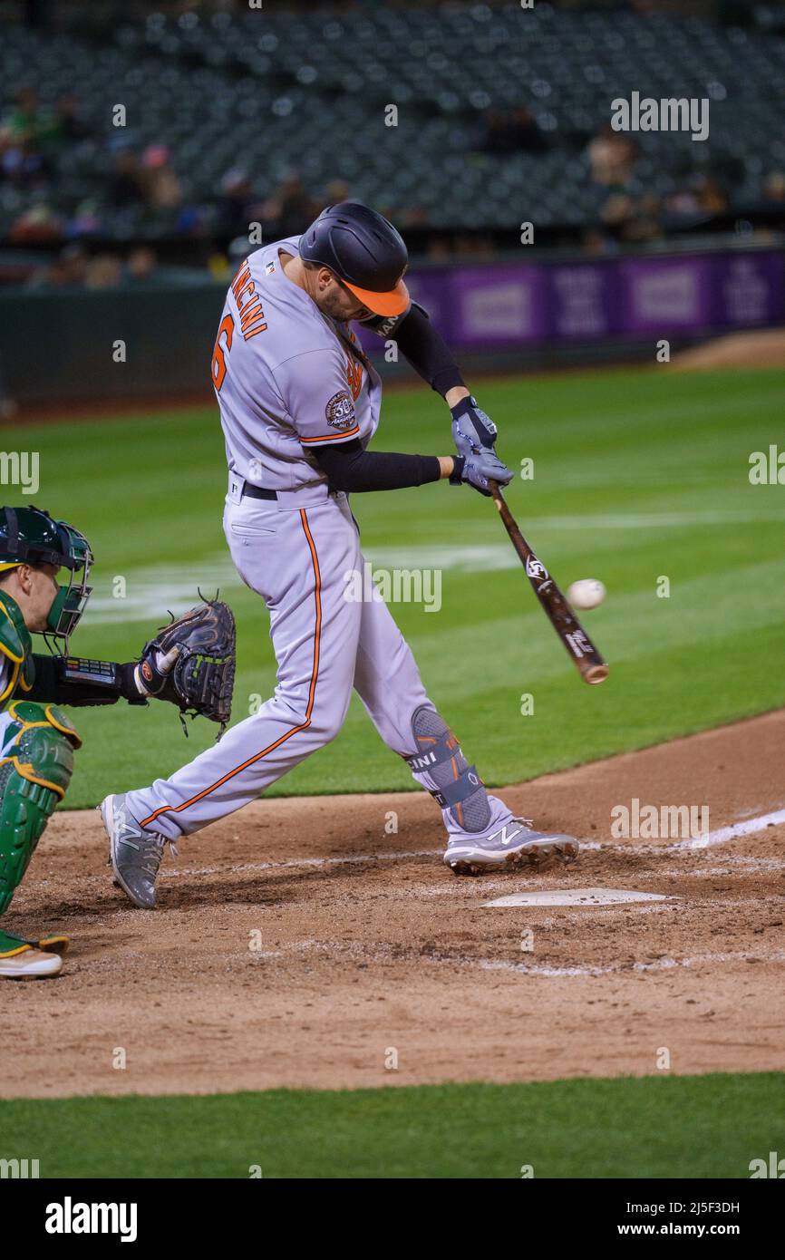 Baltimore Orioles désigné hitter Trey Mancini (16) atteint un single pendant le cinquième repas contre les Oakland Athletics à Oakland, CA mardi avril Banque D'Images