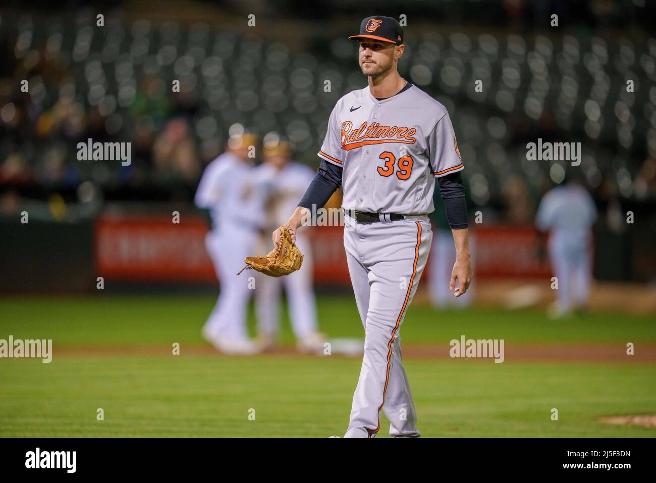 Baltimore Orioles départ le pichet Chris Ellis (39) repoussa pendant le cinquième repas marche vers le dugout contre les Oakland Athletics à Oakland, Banque D'Images