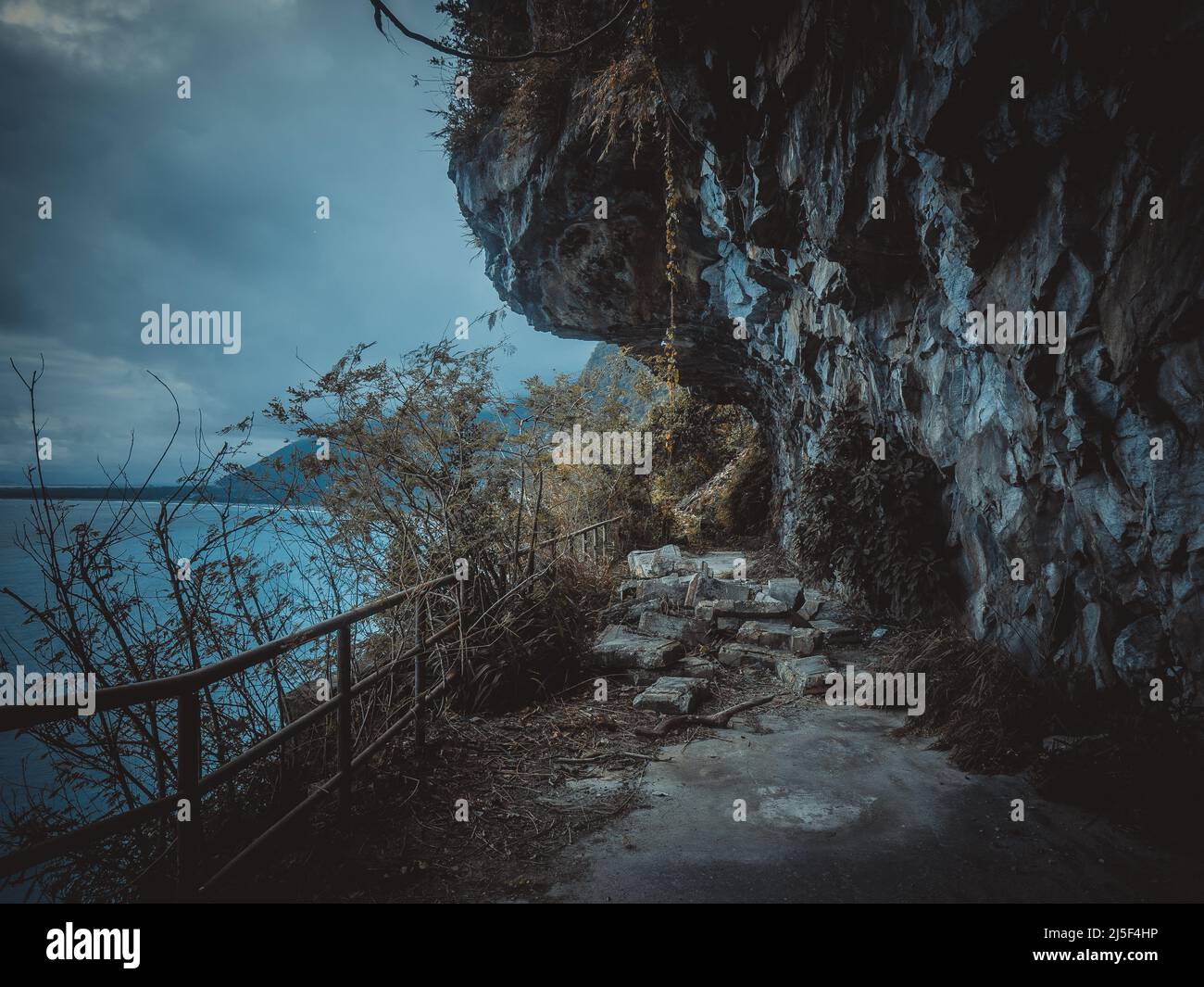 Chemin à côté des falaises avec des rochers tombés, Hualien County, Taiwan Banque D'Images