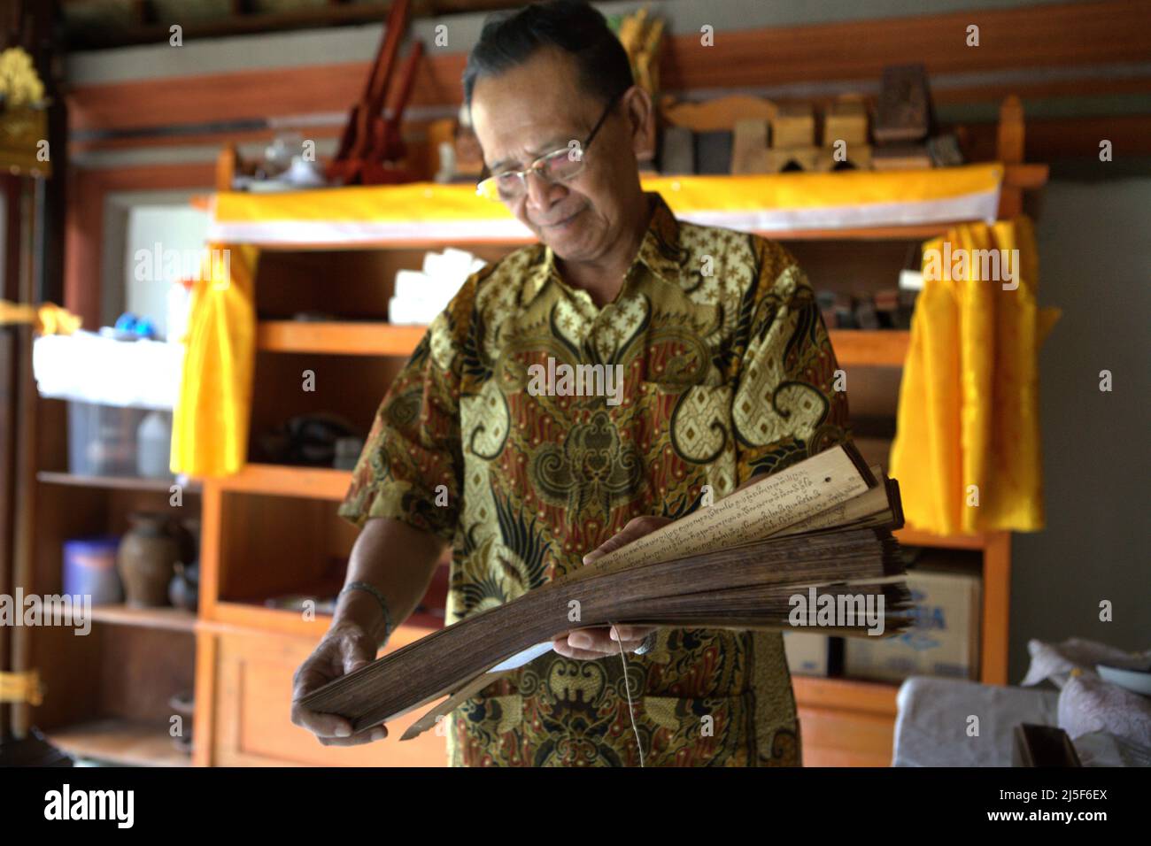 IDA I Dewa Gde Catra, un habitant de Karangasem à Bali, en Indonésie,  présente sa collection de vieux manuscrits de feuilles de palmier balinais.  En septembre 2016, 8370 lots de vieux manuscrits