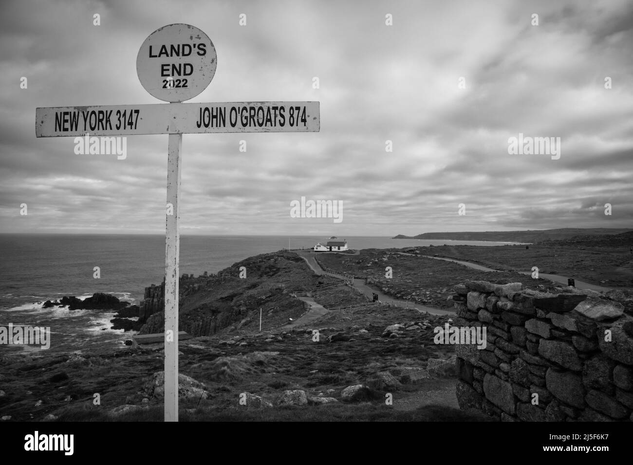 La fin des terres en Cornouailles est la pointe de l'Angleterre et est marquée par un signe Banque D'Images