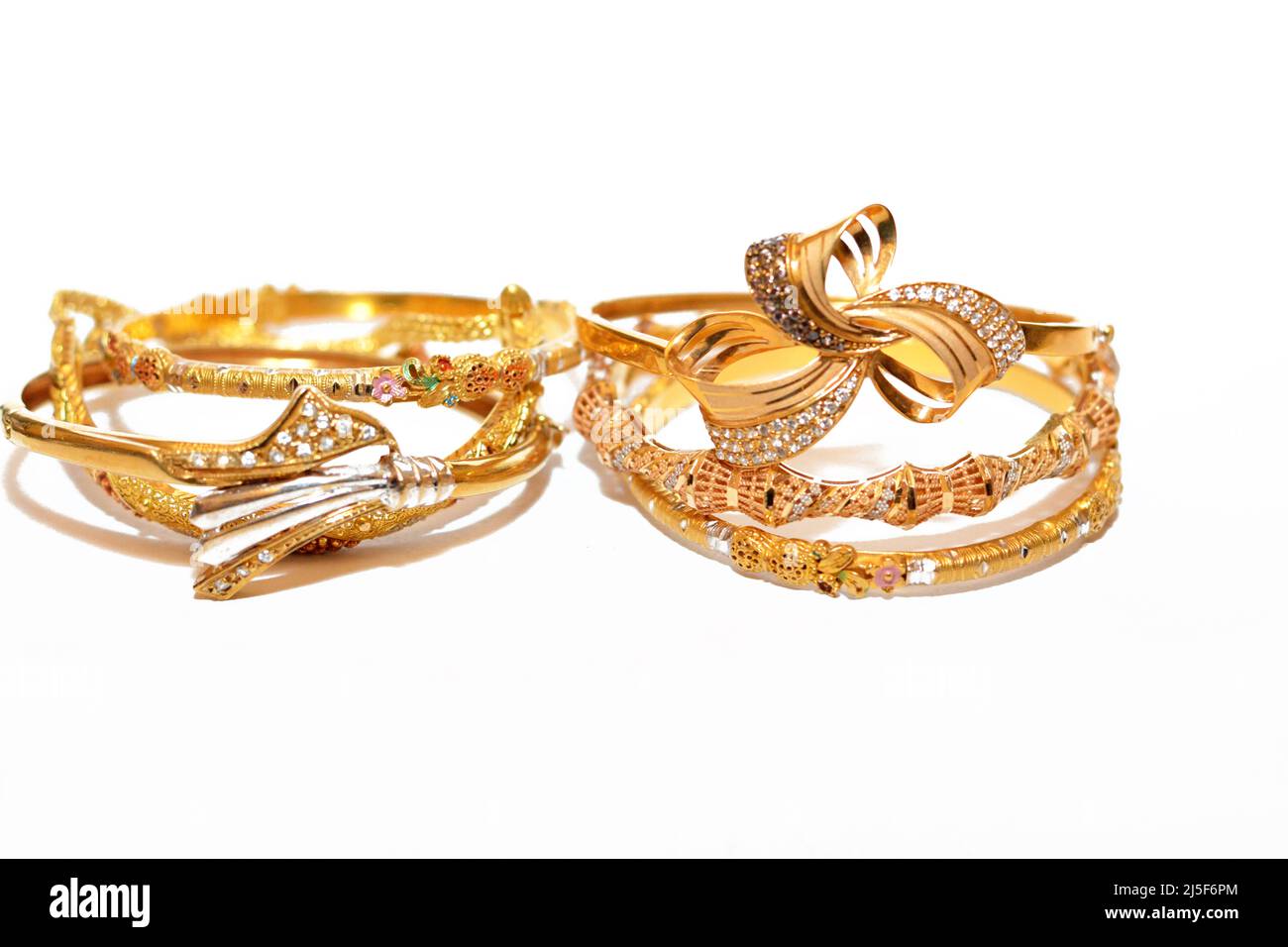 Pendentif bijoux sur un fond blanc isolé, ensemble de bracelets or mode 21 carat, bijoux or design, accessoires de bracelet de précieux met Banque D'Images