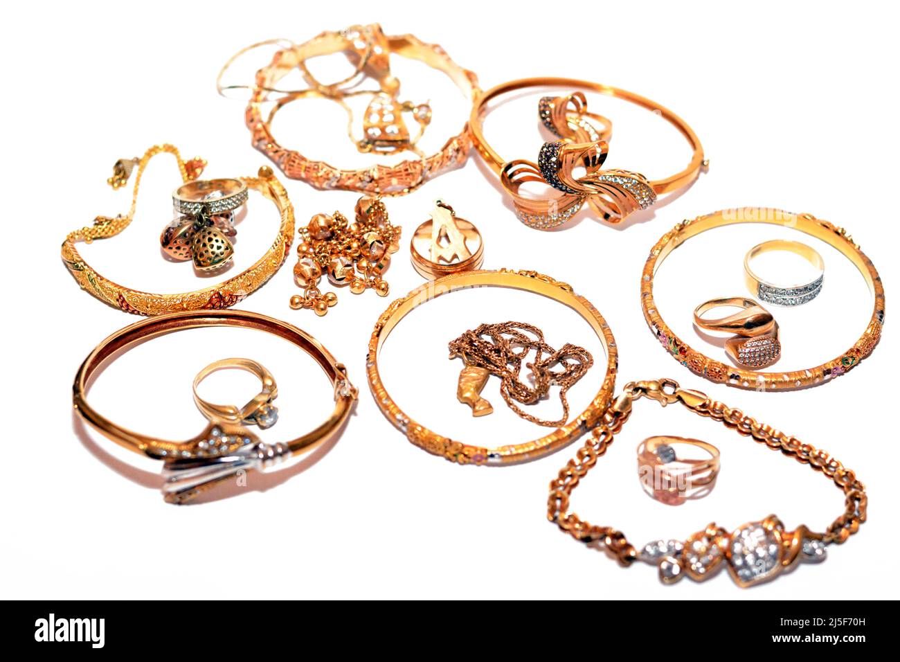Un ensemble d'accessoires dorés de bagues, chaînes et bracelets isolés sur fond blanc, bijoux en or design, bracelet, cou et bague accessoires o Banque D'Images