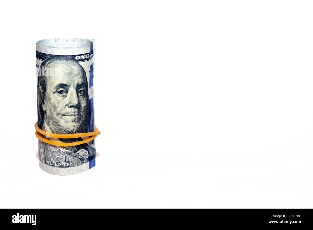 Argent rouleau dollars isolés sur fond blanc, 100 $ cent dollars US cash billets d'argent roulés avec des bandes de caoutchouc avec un portrait de l'être Banque D'Images
