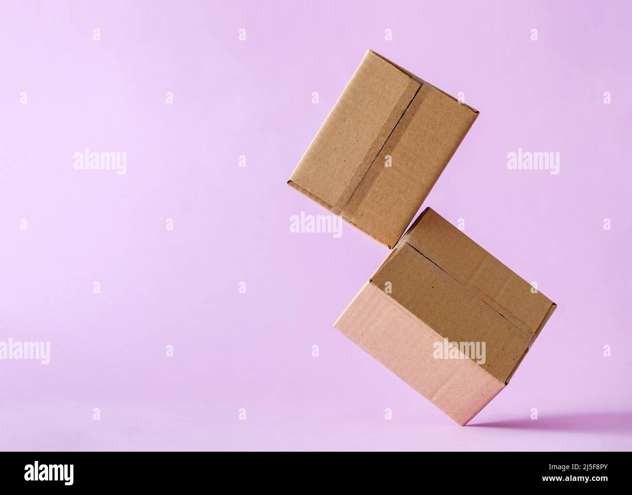 Boîtes en carton dans la livraison de courrier de lévitation et concept logistique. Banque D'Images