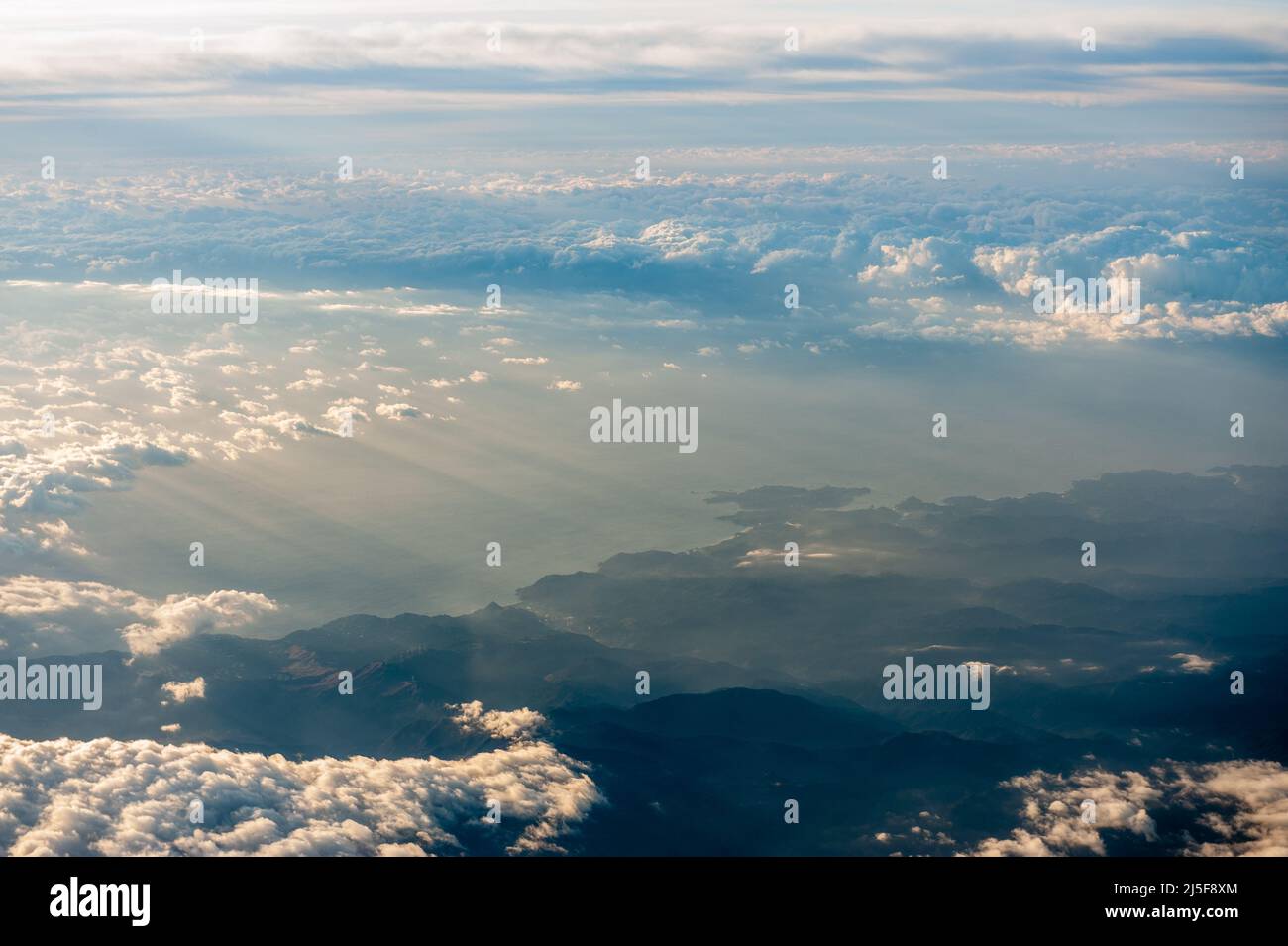 Prise de vue aérienne de la côte est du Japon, à partir d'environ 35000 pieds. Banque D'Images