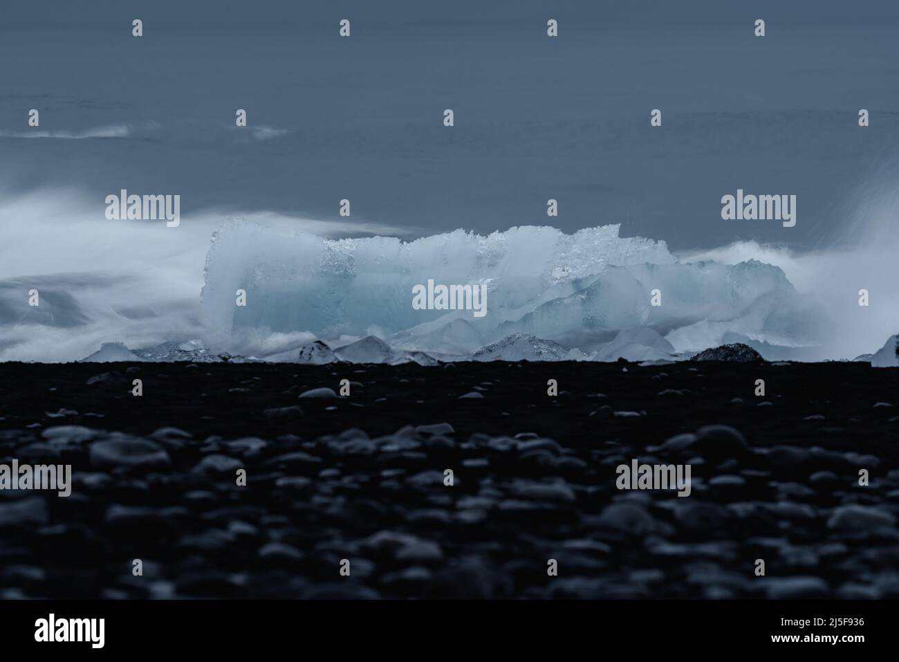 Vagues se brisant sur l'iceberg, longue exposition Banque D'Images