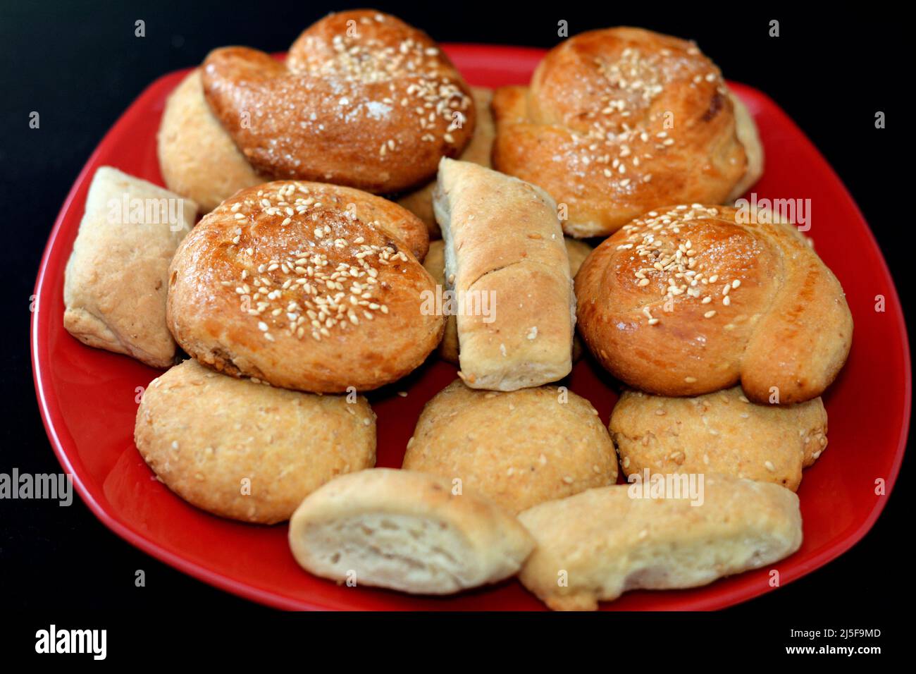 Cuisine orientale arabe égyptienne de biscuits remplis de pâte de dattes et de biscuits couverts de sésame et de sucre, fête de Maamoul Eid El Fitr, Suède de Ramadan Banque D'Images