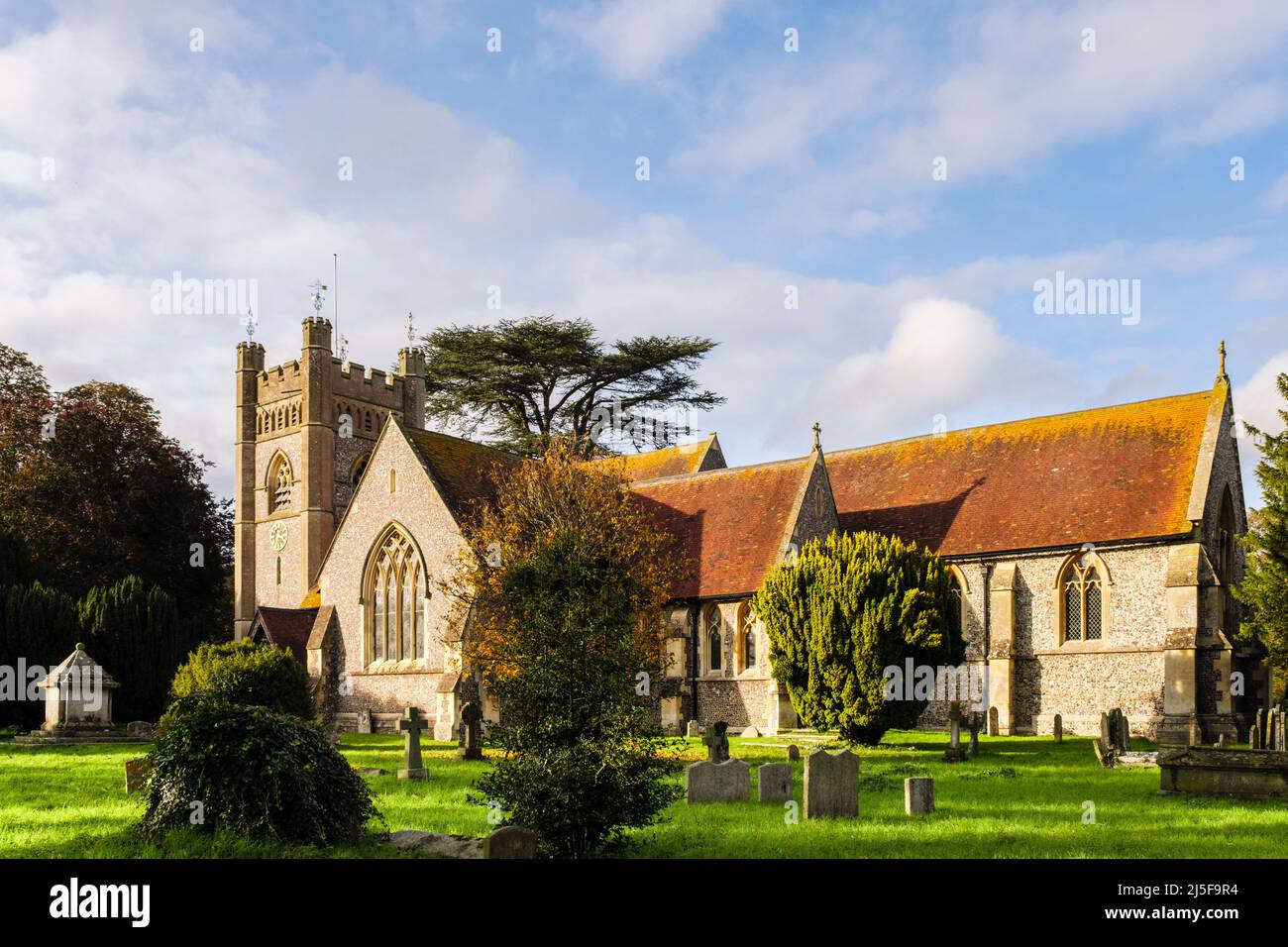 St Mary The Virgin Church dans le village de Hambleden, Buckinghamshire, Angleterre, Royaume-Uni, Grande-Bretagne. Une belle église médiévale creusiforme dans les collines Chiltern Banque D'Images