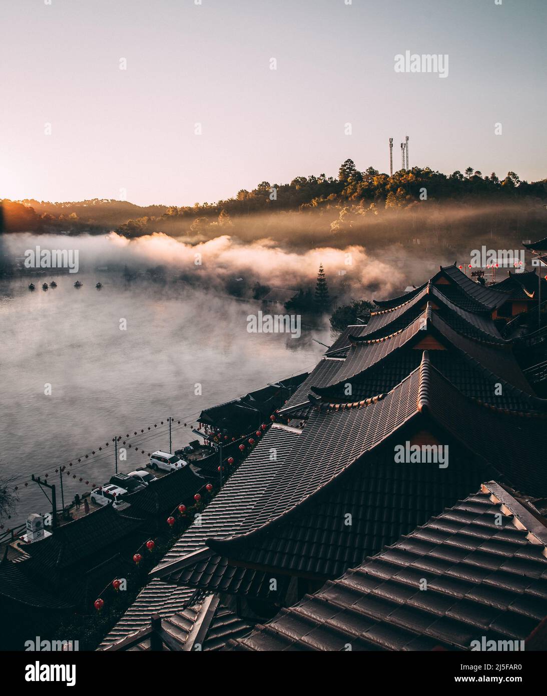 Lever de soleil avec brouillard sur Ban Rak thai, village chinois près d'un lac à Mae Hong son, Thaïlande Banque D'Images Lever de soleil avec brouillard sur Ban Rak thai, village chinois près d'un lac à Mae Hong son, Thaïlande Banque D'Images