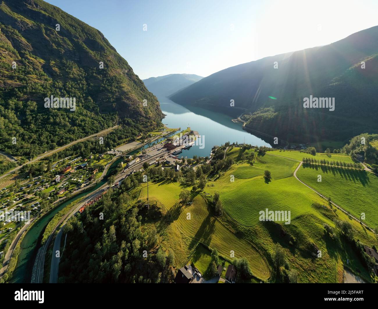 Ville d'Aurlandsfjord Flam, à l'aube. Belle Nature Norvège paysage naturel. Banque D'Images