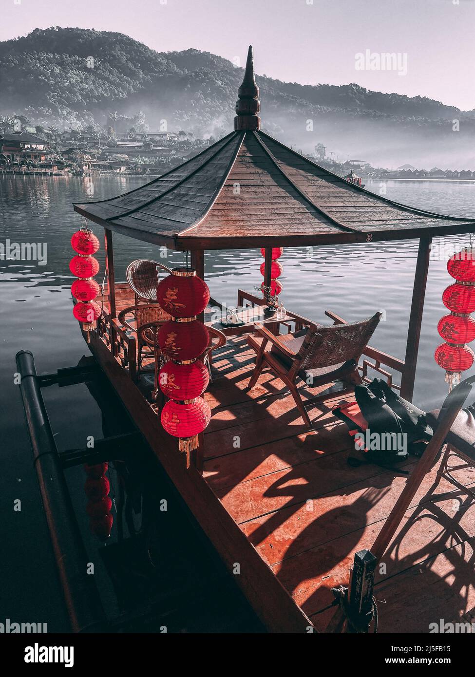 Lever de soleil avec brouillard sur Ban Rak thai, village chinois près d'un lac à Mae Hong son, Thaïlande Banque D'Images Lever de soleil avec brouillard sur Ban Rak thai, village chinois près d'un lac à Mae Hong son, Thaïlande Banque D'Images