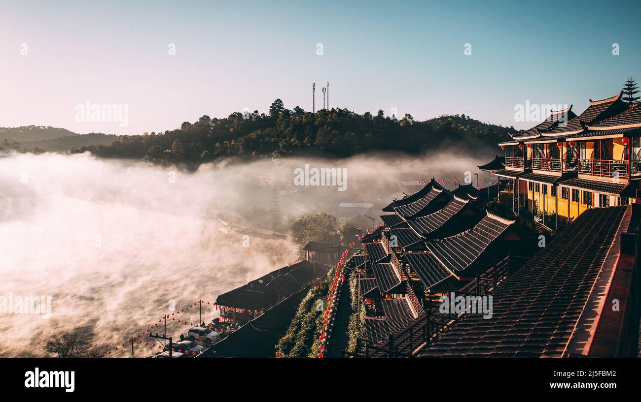 Lever de soleil avec brouillard sur Ban Rak thai, village chinois près d'un lac à Mae Hong son, Thaïlande Banque D'Images Lever de soleil avec brouillard sur Ban Rak thai, village chinois près d'un lac à Mae Hong son, Thaïlande Banque D'Images