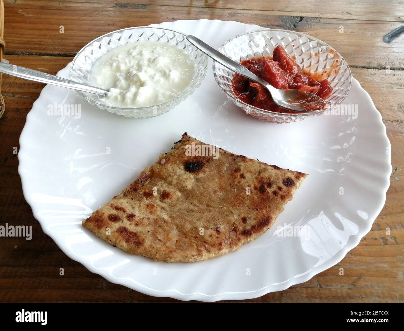 Aaloo (pomme de terre) Paratha petit déjeuner indien avec caillé et cornichon Banque D'Images