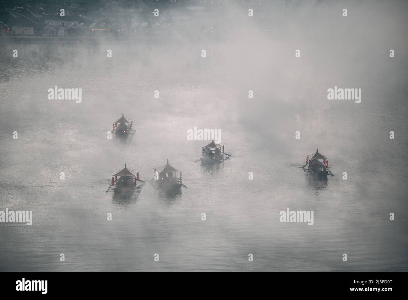 Lever de soleil avec brouillard sur Ban Rak thai, village chinois près d'un lac à Mae Hong son, Thaïlande Banque D'Images Lever de soleil avec brouillard sur Ban Rak thai, village chinois près d'un lac à Mae Hong son, Thaïlande Banque D'Images