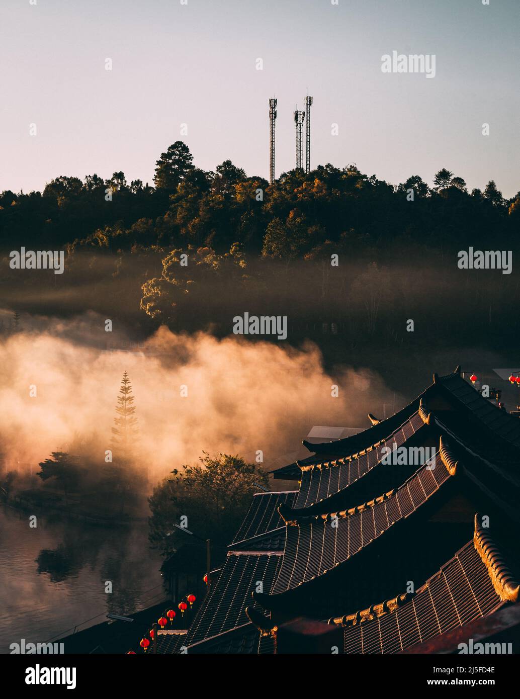 Lever de soleil avec brouillard sur Ban Rak thai, village chinois près d'un lac à Mae Hong son, Thaïlande Banque D'Images Lever de soleil avec brouillard sur Ban Rak thai, village chinois près d'un lac à Mae Hong son, Thaïlande Banque D'Images