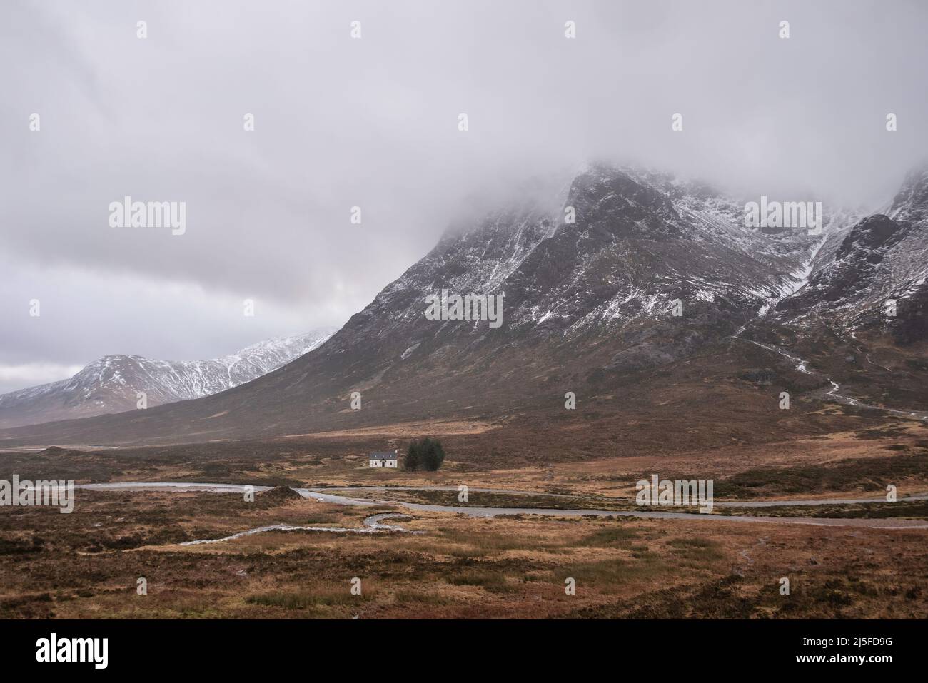 Paysage d'hiver image de chalet blanc au pied du pic de Stob Dearg Buachaville Etive Mor dans les Highlands écossais Banque D'Images