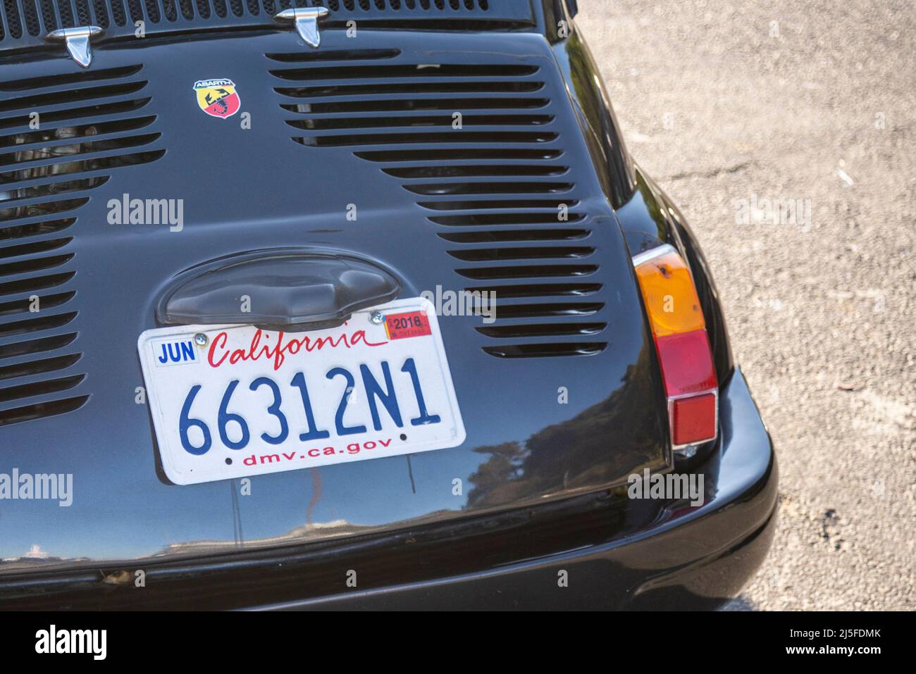 Fiat 500 Abarth, une voiture classique personnalisée. Plaque d'immatriculation 66312N1 avec Californie, et adresse Web pour le département des véhicules automobiles Banque D'Images