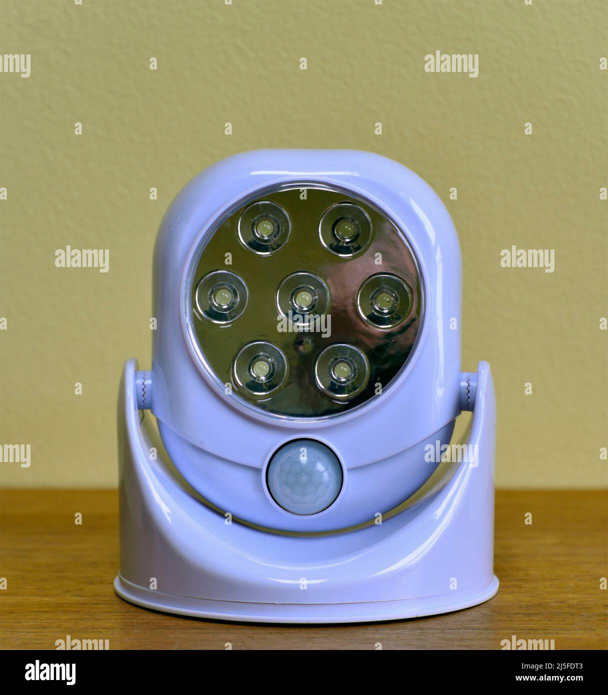 Capteur lumineux : lumière de sécurité à LED sensible à la lumière activée par les mouvements. JML. Banque D'Images