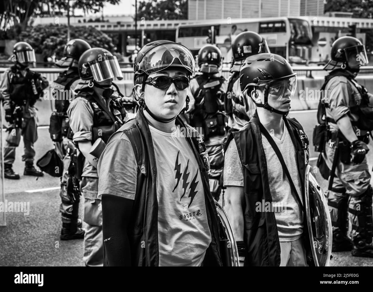 La police, vêtir de vêtements de protection, peut faire éclater les manifestations dans le centre de Hong Kong. Banque D'Images