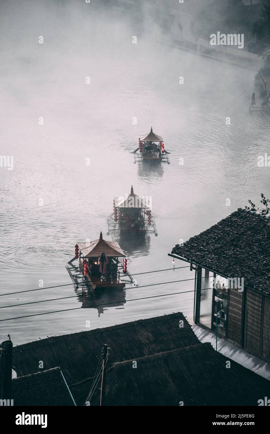 Lever de soleil avec brouillard sur Ban Rak thai, village chinois près d'un lac à Mae Hong son, Thaïlande Banque D'Images Lever de soleil avec brouillard sur Ban Rak thai, village chinois près d'un lac à Mae Hong son, Thaïlande Banque D'Images