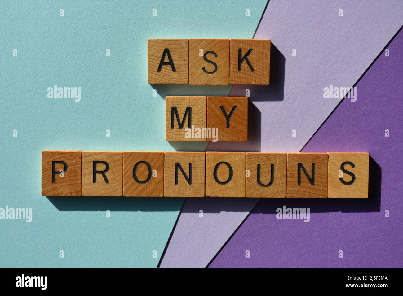 Ask My Pronoms, expression en lettres alphabet bois isolées sur fond coloré Banque D'Images