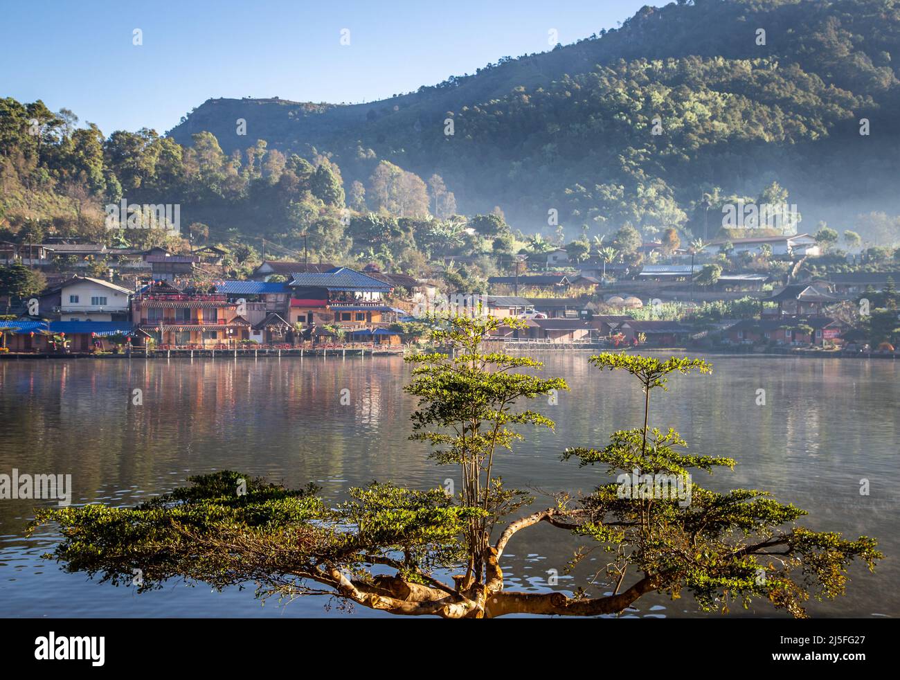 Lever de soleil avec brouillard sur Ban Rak thai, village chinois près d'un lac à Mae Hong son, Thaïlande Banque D'Images Lever de soleil avec brouillard sur Ban Rak thai, village chinois près d'un lac à Mae Hong son, Thaïlande Banque D'Images
