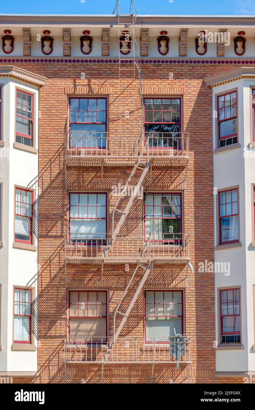 Escaliers d'urgence à l'extérieur d'un immeuble industriel à San Francisco, Californie. Bâtiment résidentiel avec briques mur de revêtement au milieu o Banque D'Images