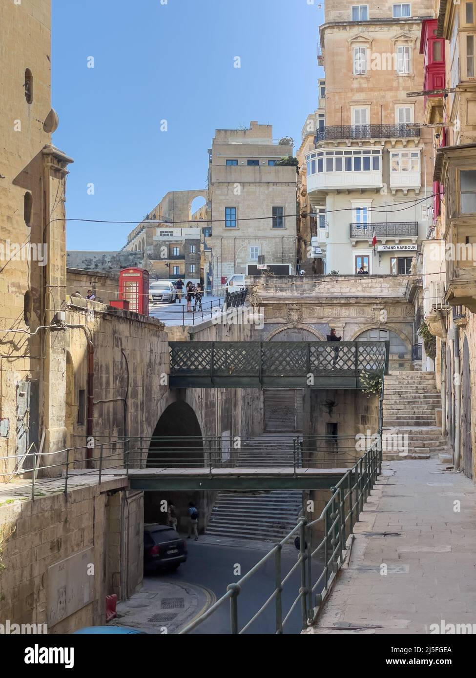 Valletta, Malte - 8th 2022 avril : fin de la rue avec la porte Victoria et les arches mitoyennes des jardins de la haute-Barrakka en arrière-plan. Banque D'Images
