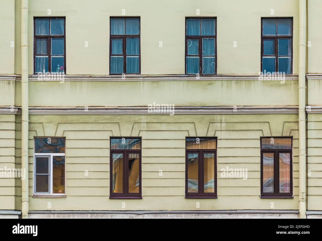 Plusieurs fenêtres d'affilée sur la façade de l'immeuble urbain historique donnant sur l'avant, Saint-Pétersbourg, Russie Banque D'Images