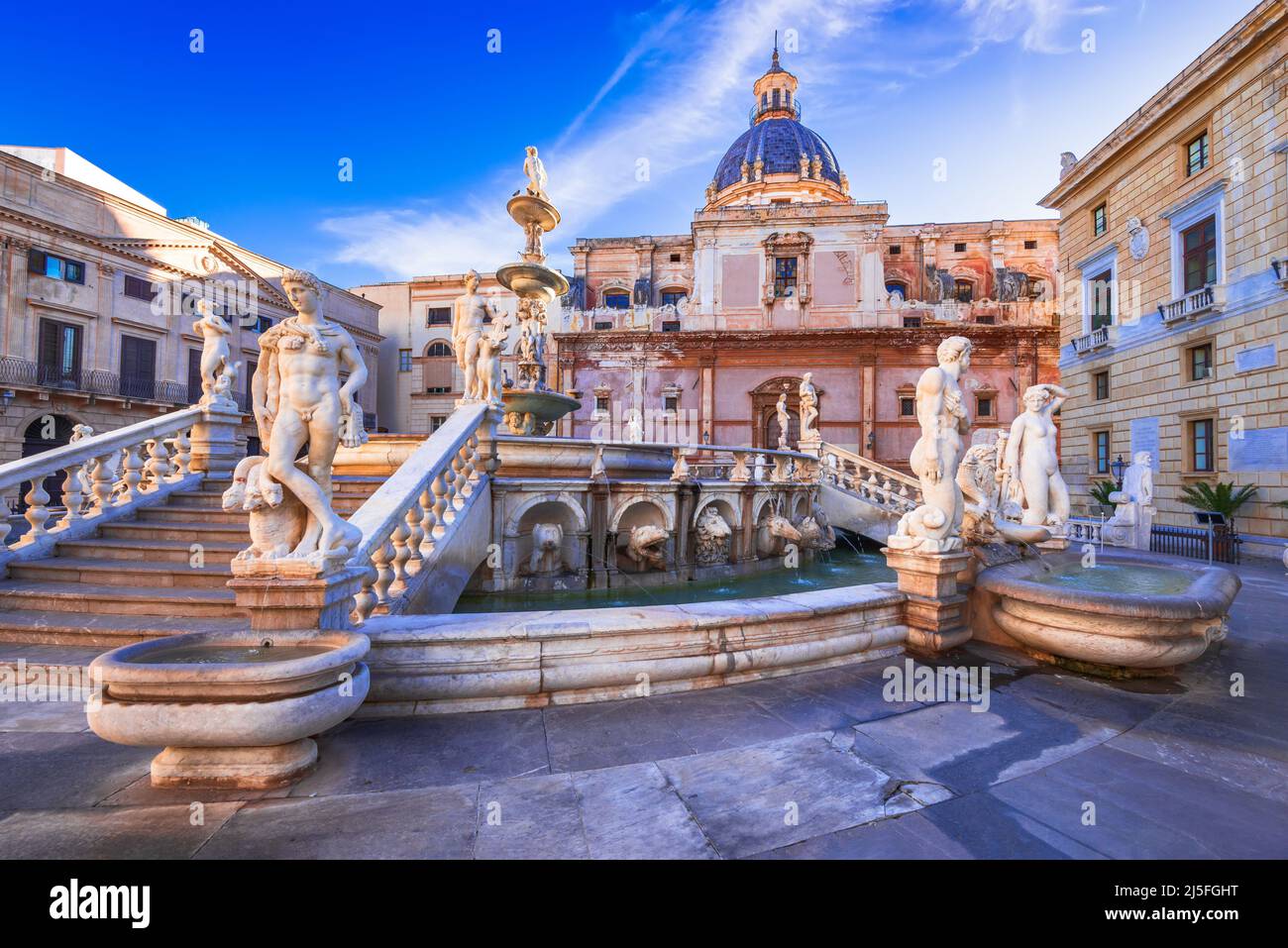 Palerme, Italie. Fontaine de Pretoria sur la Piazza Pretoria et Chiesa di Santa Caterina d'Alessandria, le voyage en Sicile en vedette. Banque D'Images