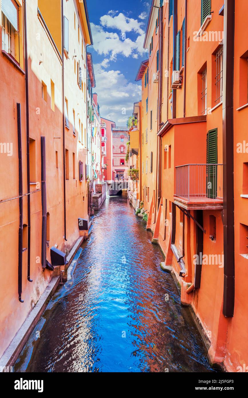 Bologne, Italie. Canale delle Moline, la Piccola Venezia Finestrella entre les bâtiments de l'ancien centre historique de la ville, Emilie-Romagne. Banque D'Images