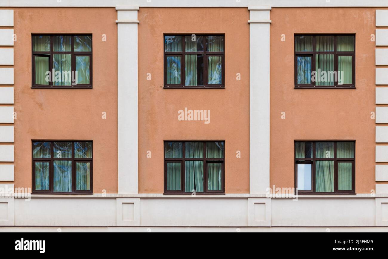 Plusieurs fenêtres dans une rangée sur la façade de l'immeuble moderne d'appartements urbains vue de face, Krasnaya Polyana, Sotchi, Krasnodar Krai, Russie Banque D'Images
