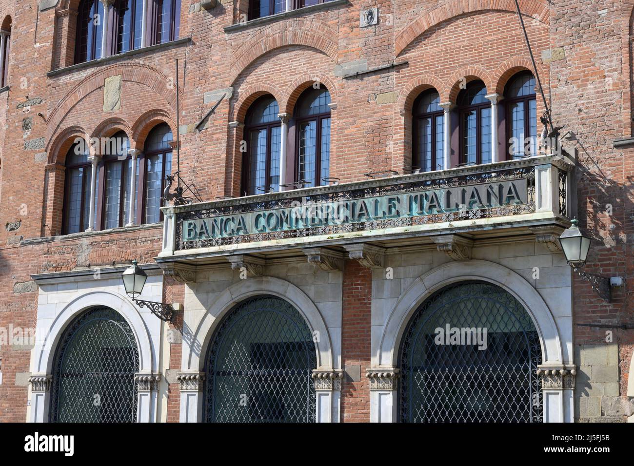 Lucca-Mars 2022-Italie Bâtiment historique de la Banque nationale commerciale italienne située sur la Piazza S. Michele Banque D'Images