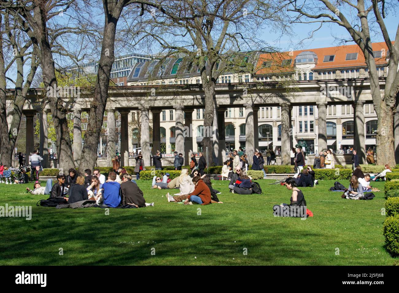 Wiese vor der alten Nationalgalerie, Touristen, Berlin-Mitte Banque D'Images