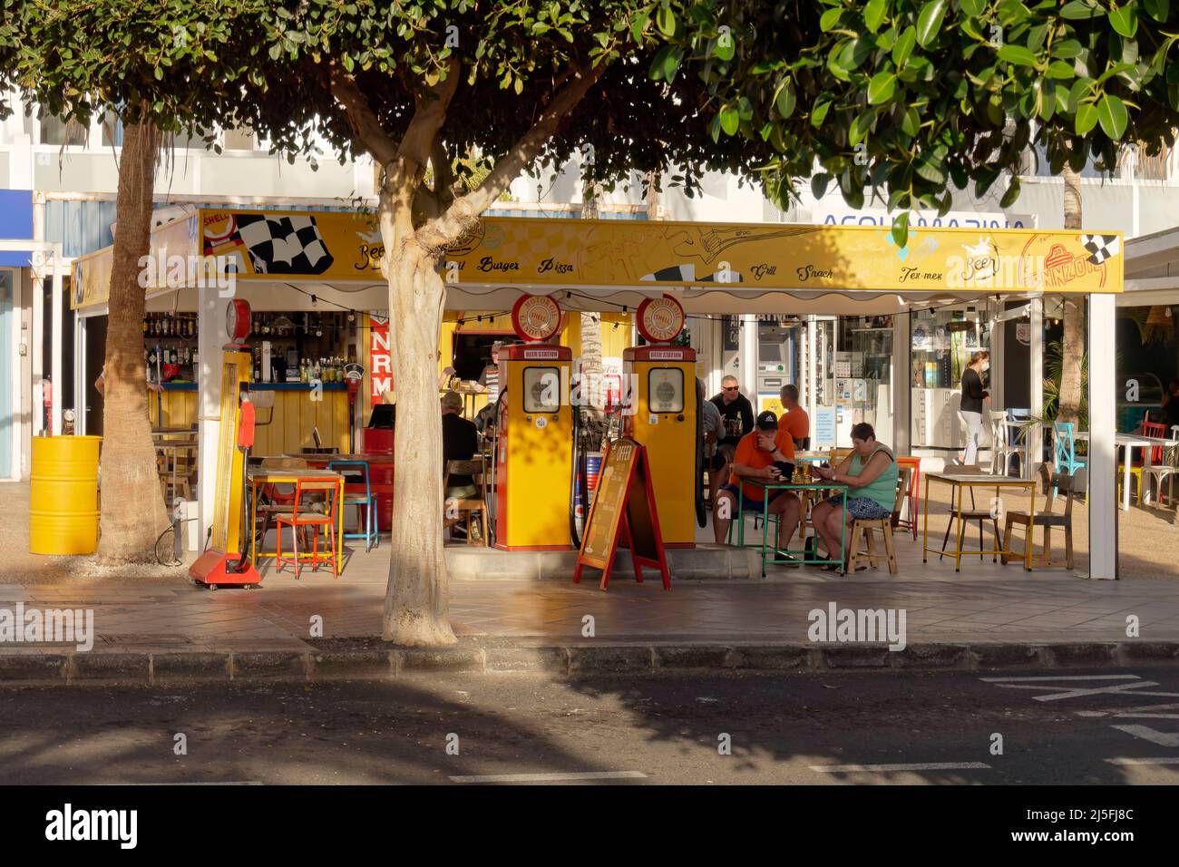 Bar mit Tanksäulen, Puerto del Carmen Lanzarote, Kanarische Inseln, Kanaren, Espagnol Banque D'Images