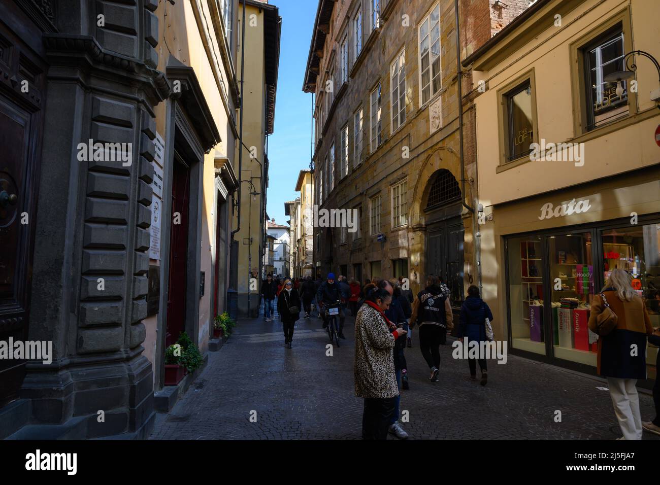 Lucca-Mars 2022-Italie le centre historique de la splendide ville toscane avec ses anciens bâtiments médiévaux et entouré par ses murs de la ville. Banque D'Images