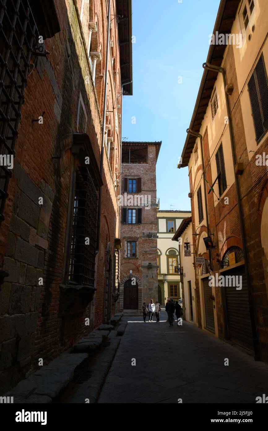 Lucca-Mars 2022-Italie le centre historique de la splendide ville toscane avec ses anciens bâtiments médiévaux et entouré par ses murs de la ville. Banque D'Images