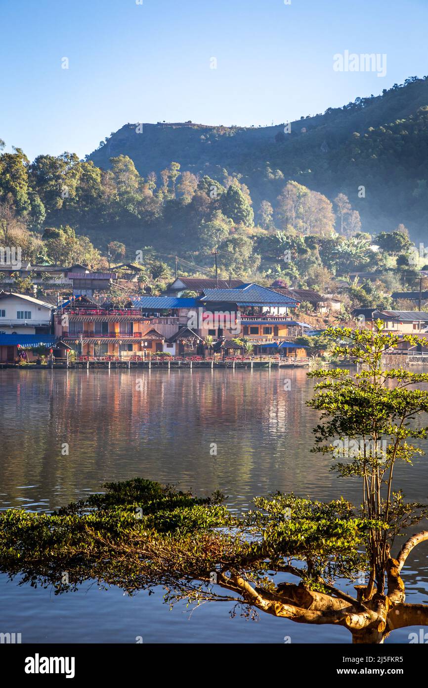 Lever de soleil avec brouillard sur Ban Rak thai, village chinois près d'un lac à Mae Hong son, Thaïlande Banque D'Images Lever de soleil avec brouillard sur Ban Rak thai, village chinois près d'un lac à Mae Hong son, Thaïlande Banque D'Images