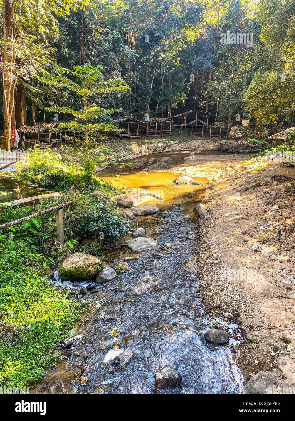 Rivière et étang de Mae OK Hu dans la jungle, à Mae Hong son, Thaïlande Banque D'Images