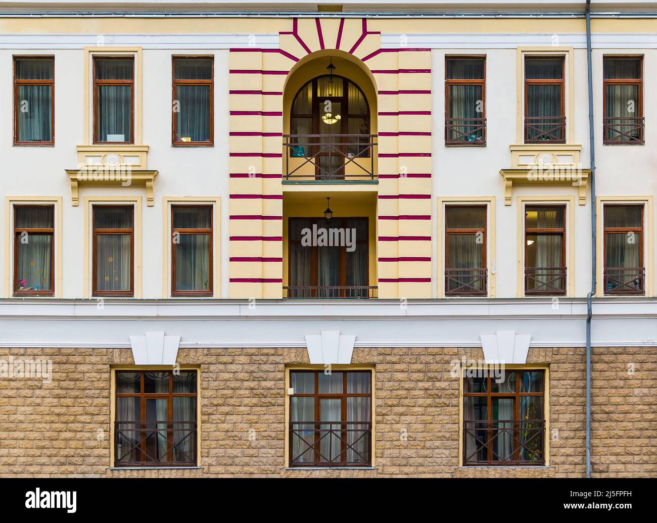 Deux balcons et de nombreuses fenêtres dans une rangée sur la façade de l'immeuble urbain moderne vue de face, Krasnaya Polyana, Sotchi, Krasnodar Krai, Russ Banque D'Images
