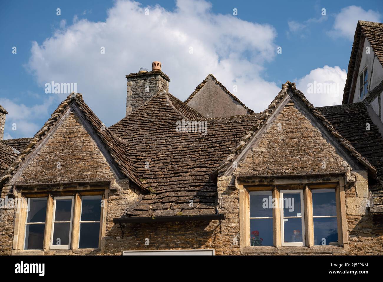 Fenêtres en pierre et tuiles de toit en pierre d'une propriété du 18th siècle dans le village anglais typique de Lacock Wiltshire Banque D'Images
