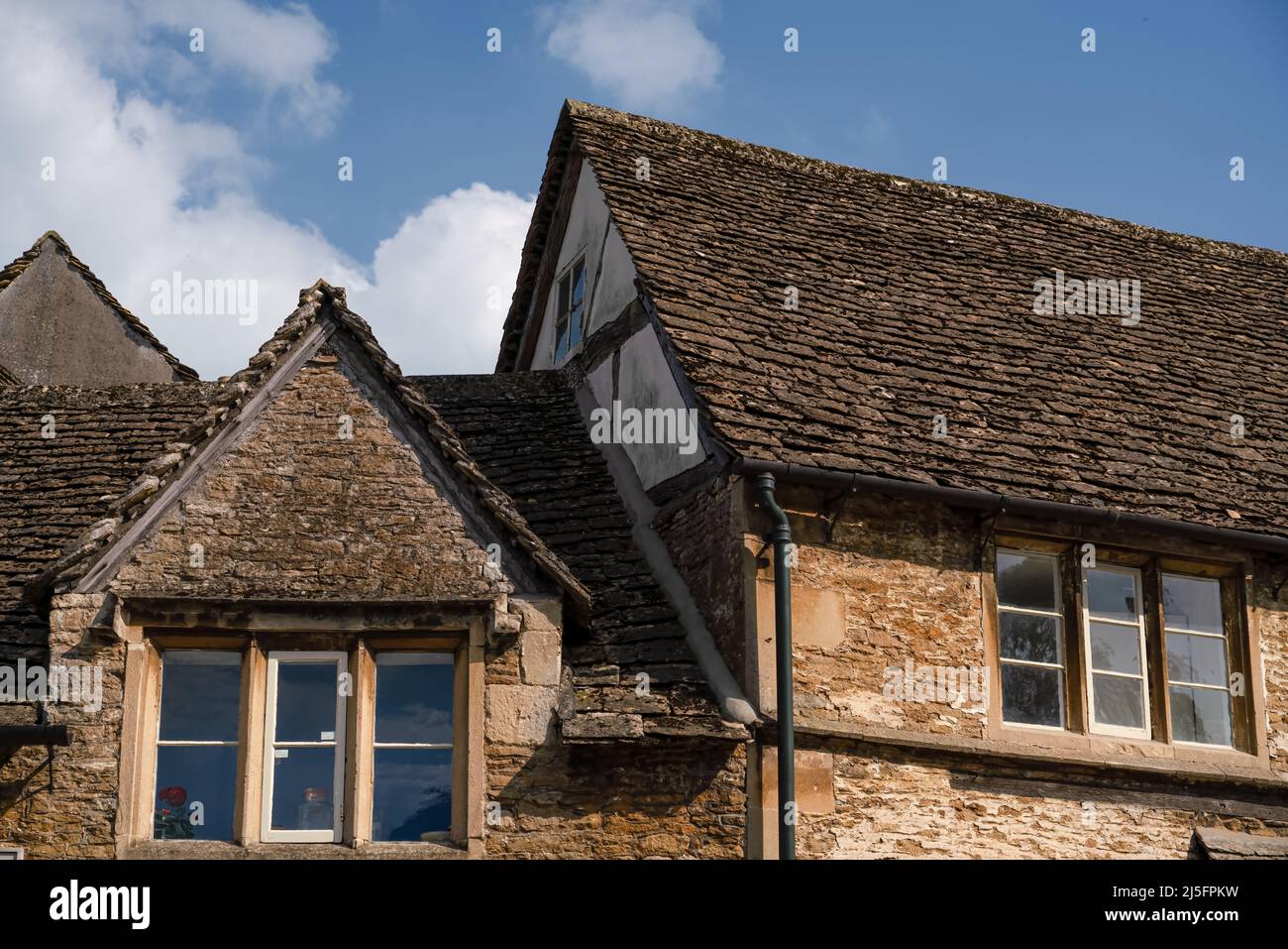 Fenêtres en pierre et tuiles de toit en pierre d'une propriété du 18th siècle dans le village anglais typique de Lacock Wiltshire Banque D'Images