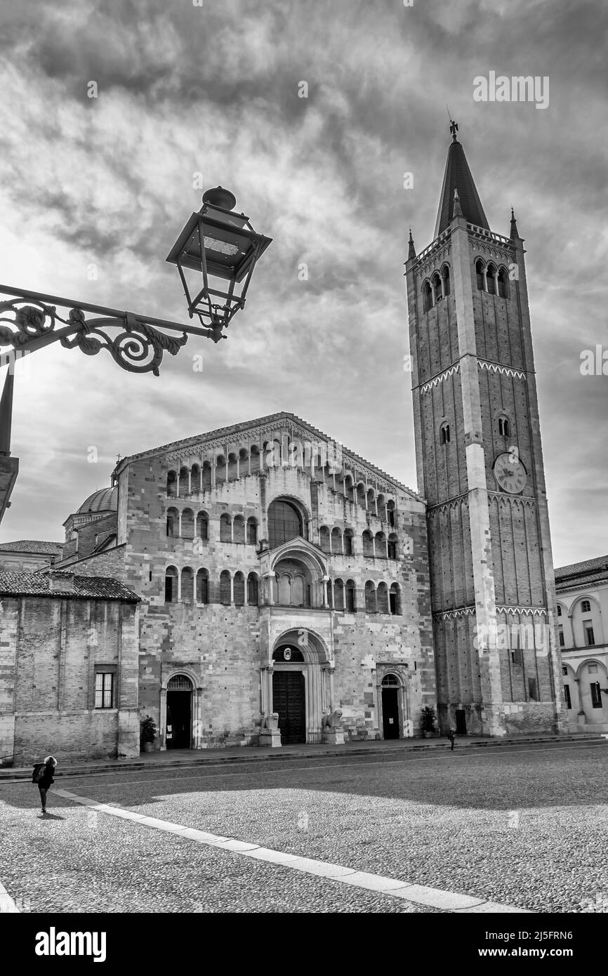 Vue en noir et blanc de la cathédrale Duomo de Parme, Italie Banque D'Images